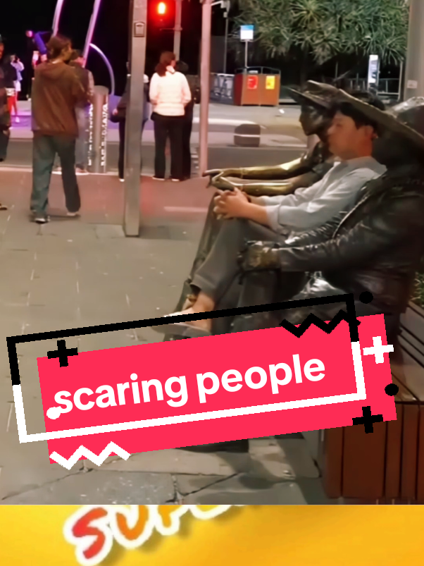 the living statue amused people in the square #scareprank #fannyvideo #statueprank #memes #thingsthatmakemepaint 