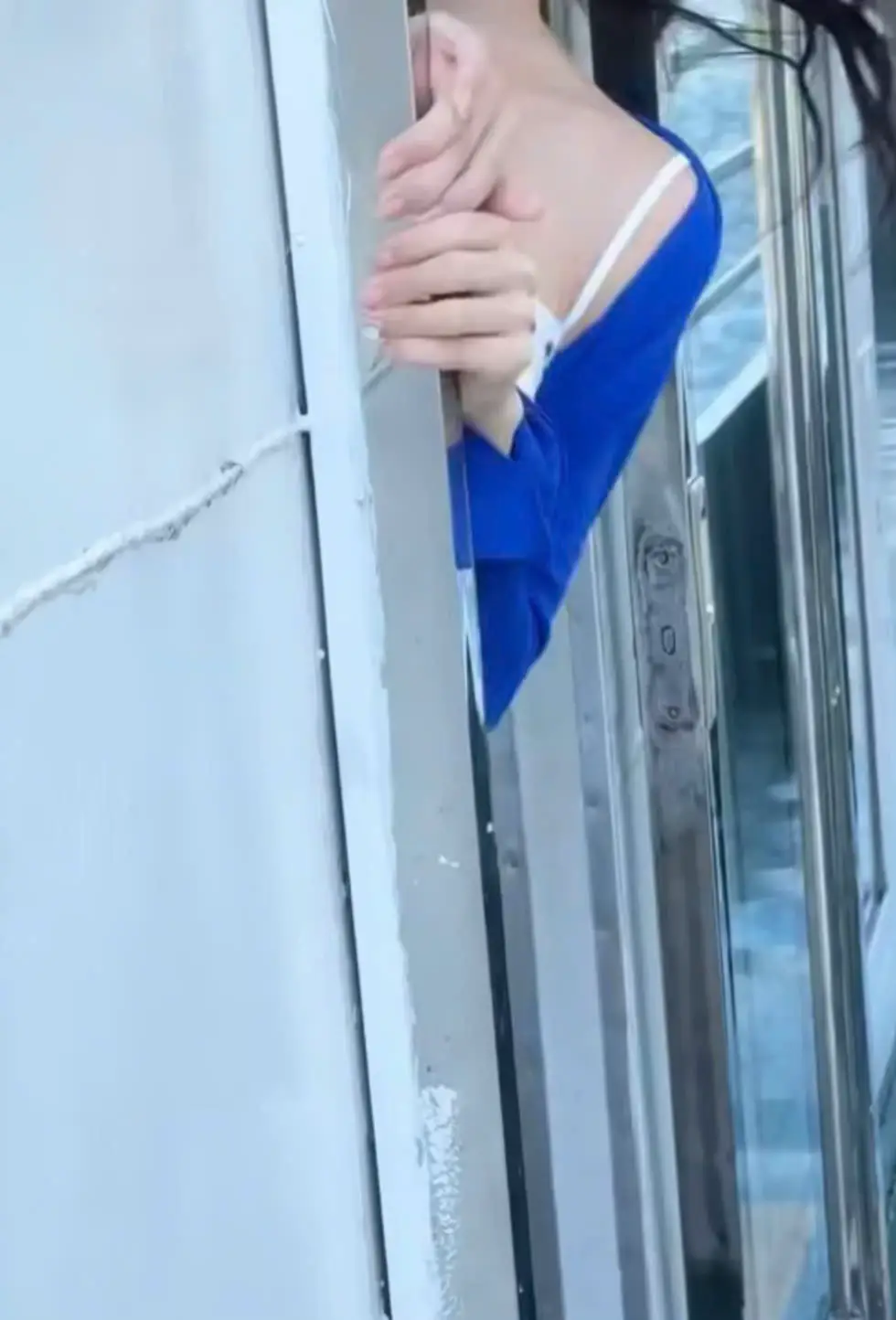 Hãy bắt đầu ngày mới bằng một nụ cười, ít ra đó cũng là một sự khởi đầu tốt đẹp. Ngày hôm nay tôi sẽ cười, ngày mai tôi vẫn sẽ cười và cho dù là ngày nào đi nữa tôi vẫn sẽ nở một nụ cười, bởi cuộc đời quá ngắn để rơi nước mắt. Khi cuộc đời cho bạn cả trăm lí do để khóc, hãy cho đời thấy bạn có cả ngàn lí do để cười. Một nụ cười có thể làm bừng sáng một ngày cực kì đen tối. Không gì có thể đứng vững được trước sự công phá của tiếng cười. Tình yêu bắt đầu bằng nụ cười, lớn lên bằng một nụ hôn và thường kết thúc bằng nước mắt. Một nụ cười ấm áp là ngôn ngữ chung của lòng tốt. Nếu bạn chỉ có duy nhất một nụ cười hãy dành nó cho người mà bạn yêu thương. Một nụ cười là khoảng cách ngắn nhất của hai tâm hồn. Bạn sẽ không bao giờ tiếc nuối với những điều ý nghĩa đã làm bạn mỉm cười. Đường cong quyến rũ nhất của một cô gái là nụ cười của cô ấy. Mỉm cười, đó là chìa khóa phù hợp với khóa trái tim của mọi người. Chúng ta phải cười trước khi chúng ta hạnh phúc, bởi nỗi sợ rằng ta sẽ chết trước khi ta cười. Nụ cười luôn là liều thuốc tốt nhất, sự im lặng luôn là sự trả thù đáng sợ nhất, và TÌNH YÊU sẽ luôn là tất cả những gì bạn cần. Tôi đã mỉm cười ngày hôm qua. Tôi đang mỉm cười ngày hôm nay và khi ngày mai đến, tôi sẽ mỉm cười. Vì đơn giản, cuộc sống quá ngắn để ta khóc về mọi thứ. Tiếng cười là mặt trời đuổi mùa đông khỏi gương mặt con người. Nụ cười là chiếc chìa khóa khớp với mọi ổ khóa trái tim của người khác. Hãy cười thật tươi, bởi nụ cười của bạn có thể làm thay đổi một ngày của ai đó. Tiếng cười là một trong những đặc quyền của lý trí và chỉ xuất hiện ở con người.