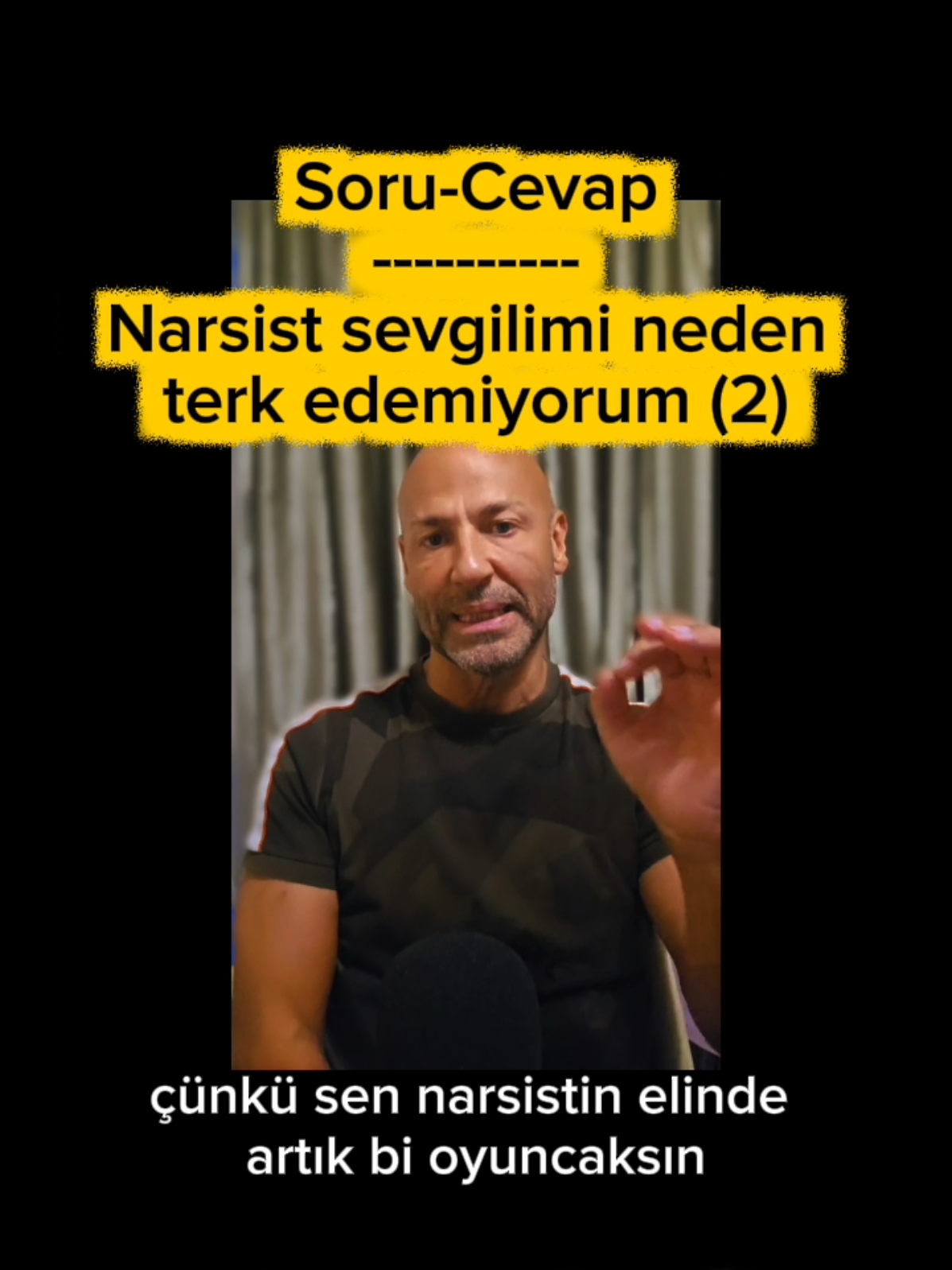 Okurlarımdan Nazlı hanımın sorusunu yanıtladığım soru-cevap yayınımım 2. Devam videosu. Soru:  Narsist birini sevdim. Beni resmen teslim aldı. Defalarca onu terk etmeme rağmen bir şekilde hayatıma girmeyi başardı. Ve ben her seferinde yenildim. Ondan neden vazgeçemiyorum? Bana bunu açıklayın ve yol gösterin. Cevabın devamı: Bir gün sana sevgi seni yaşatır, ertesi gün seni yok sayar. Bu iniş çıkışlar seni sürekli tetikte tutar ve sen o ilk günkü sahte mutluluğu tekrar yaşamak için yeniden teslim olursun. Buna her seferinde düşersin.  Çünkü sen narsistin elinde artık bir oyuncaksın. Ama bil ki bu bir sevgi değil, esarettir. Çünkü gerçek sevgi seni büyütür, değerli hissettirir, huzur katar. Narsist bir ilişkide ise seni tüketir, kendine olan inancını yok eder.  Her seferinde ona yenilmen, onun güçlü olmasından değil, senin sevgiye olan açlığını yanlış kişiye yatırmandan kaynaklanıyor. ... Nazlı hanıma sunduğum çözüm, bir sonraki videoda... #narsis #psikoloji #keşfet #kahramantazeoğlu 
