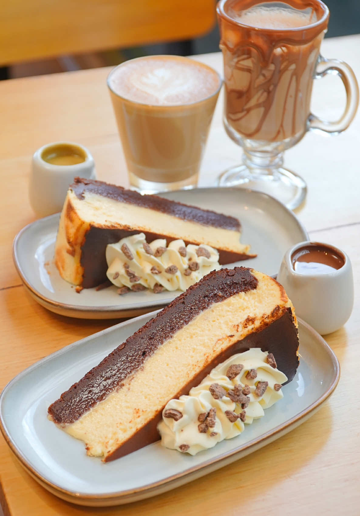 GOOEY BROWNIE & CREAMY BASQUE???? Say hello to one of our forever flavours, our in house favourite Brownie San Sebastián Cheesecake!!! #melbourne #sansebastiancheesecake #melbournedesserts #cheesecake #karomi_au  