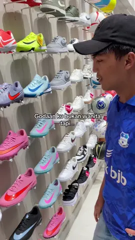 Sepatu bola impiann kalian apa ?? #maskiper #football #sepakbola #nike #nikefootball 