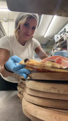 Sfuggire elegantemente dalla pala in movimento 😂 #pizzatime #pizza #fyp #viral 