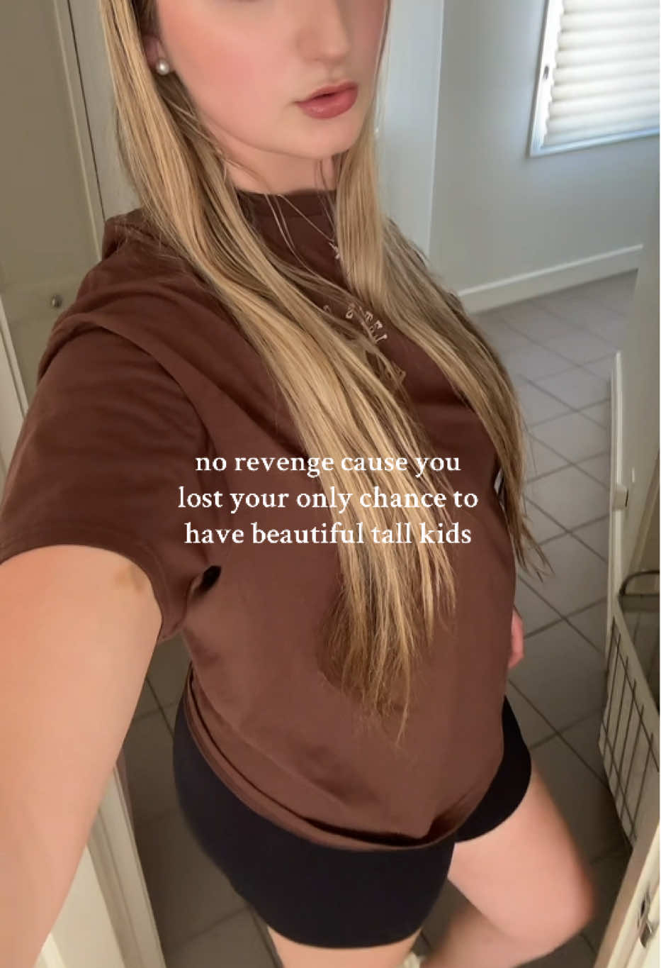 #tallgirl #viraltallgirl  #worldstallestmodel #longlegs #tallhouse 