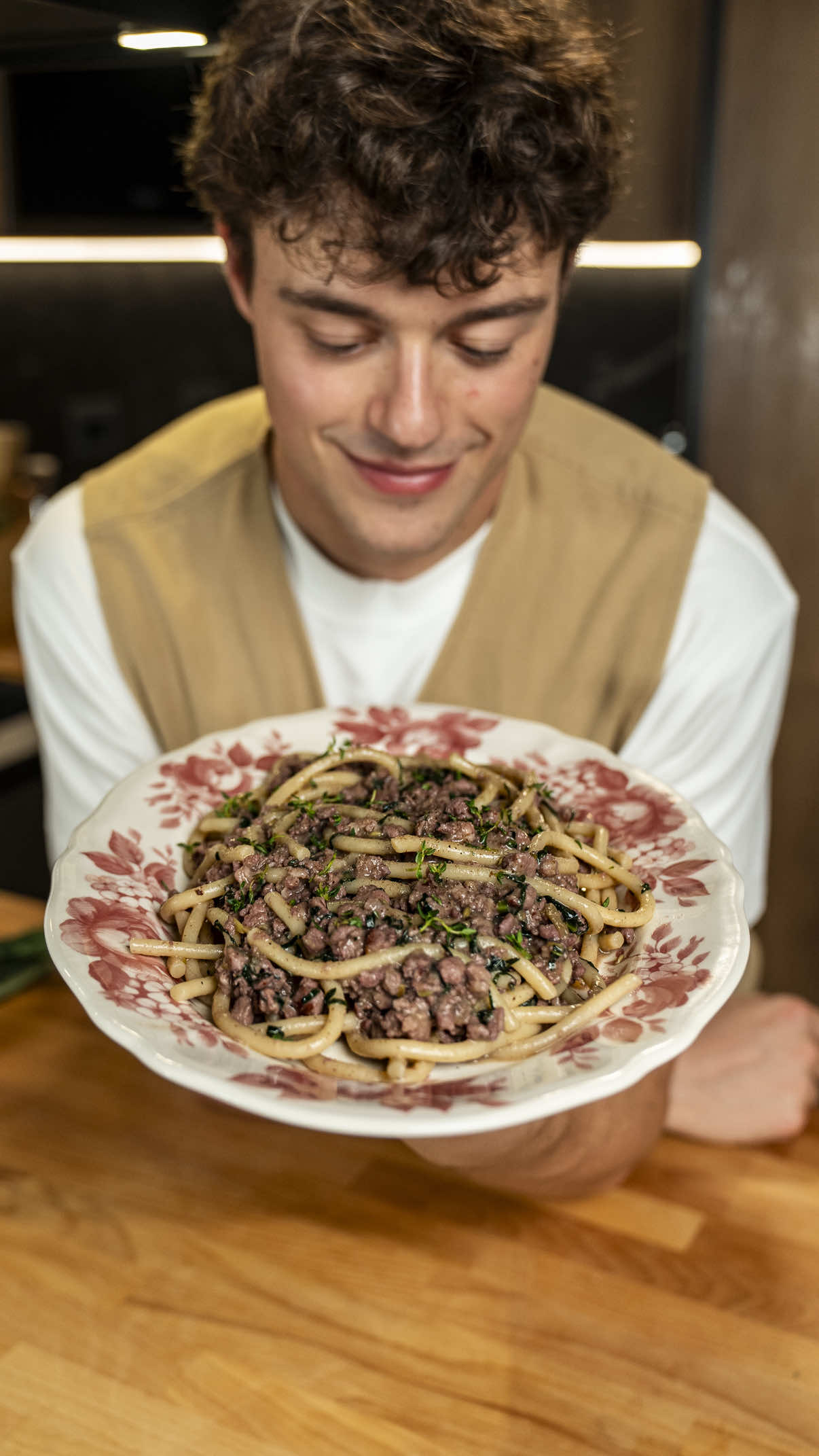 PICI CON RAGÙ DI SALSICCIA UBRIACO E CAVOLO NERO 🍇🥬 Una pasta semplice, semplicissima, ma il suo sapore non ve lo dimenticherete facilmente. Un ragù con un profumo di vino rosso, spezie e cavolo nero davvero incredibile. Coronato dai pici, per me l’abbinamento perfetto.  Ingredienti per 4 persone  400gr di pici  600gr di salsiccia al finocchietto  150ml di vino rosso (Chianti) per la marinatura 50ml per sfumare la carne  7-8 foglie di cavolo nero  1 porro  Timo fresco e alloro Pepe  Formaggio stagionato grattugiato (pecorino toscano o un formaggio ubriaco)  Procedimento: Per prima cosa scegliete una salsiccia di qualità, rimuovete il budello esterno e unite il vino rosso. Se volete anche mezzo spicchio d’aglio grattugiato. Impastate la salsiccia e il vino e mettete a marinare 1 notte o 2. Più sta meglio è. Deve cambiare un po colore, più rosso, ma avrà un profumo straordinario.  Fate scaldare un girino d’olio in tegame e unite la salsiccia, che deve rosolare per bene, attaccandosi un po’ al fondo, qui c’è tutto il sapore. Unite del porro tagliato sottile sottile e aggiungetelo alla salsiccia, fate andare 7-8 minuti, poi sfumate con altro vino rosso. Una volta evaporato, aggiungete il brodo di carne e gli aromi: timo e alloro sono perfetti con il maiale. Lasciate cuocere 1 oretta. Rimuovete le erbe e aggiunte il cavolo nero tagliato sottilissimo, privato del gambo coriaceo. Lasciate cuocere altri 15 minuti. Nel frattempo buttate i pici, scolateli e saltateli per poco tempo nel ragù, si devono ben incontrare!  Impiattate con altro timo fresco, pepe nero e se vi piace del formaggio stagionato grattugiato.  UNA DELLE PASTE PIÙ BUONE CHE HO FATTO  #pici #salsiccia #ragù 