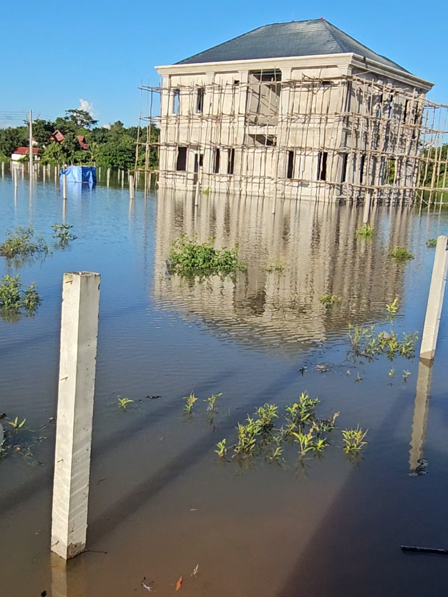 ນີ້ບໍ່ໝາກຜົນຂອງການສູ້ຊີວິດ🥺 ເດືອນທີ່ແລ້ວຖ້ວມສະໜາມ ວັງວຽງ ເດືອນນີ້ຖ້ວມສະໜາມ ຫ້ວຍເຕີຍ ນ້ຳຖ້ວມສະໜາມນັ້ນສະໜາມນີ້ຢູ່ແນວນີ້ປານໃດສິມີຢູ່ມີກີນຄືເພີ່ນ #ຂັວນໃຈຊັບຮັບເຫມົາກໍ່ສ້າງ #ອອກແບບແລະກໍ່ສ້າງ #ຄິດໄລ່ປະເມີນລາຄາປຸກສ້າງ 