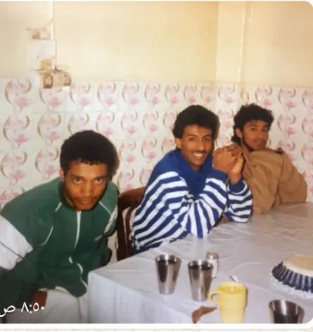 في أحدى صباحيات تبوك الباردة وقبل التوجه إلى املج لملاقات نادي الحوراء لاعبي النادي الوطني لدرجة الشباب الجناح المهاري احمد محسن الجهني وصاحب الرأس الذهبية الدكتور جيلان مجممي ومعهما أحد المساندين من الجمهور عصام مقيم من الجنسية اليمنية خلال الثمانينات الميلادية .