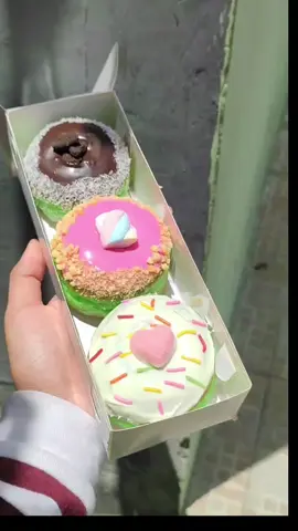 Ada yang baru nih di zeenutdonuts👐😁 Donat Pandan. Untuk pemesanan silahkan WA di nomor yg ada di bio ya 🙏 #donatsusu #kulinersidoarjo #gedangansidoarjo #donatsusuviral #kulinersidoarjoenak 