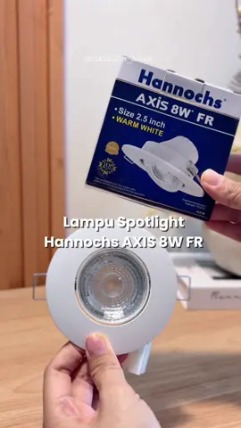 ✨𝐒𝐨𝐫𝐨𝐭𝐚𝐧 𝐓𝐞𝐫𝐚𝐧𝐠, 𝐀𝐫𝐚𝐡 𝐂𝐚𝐡𝐚𝐲𝐚 𝐋𝐞𝐛𝐢𝐡 𝐋𝐮𝐚𝐬! Dengan sorotan terang dan fokus, 𝐇𝐚𝐧𝐧𝐨𝐜𝐡𝐬 𝐀𝐱𝐢𝐬 dapat diatur kemiringannya hingga 25° untuk menyesuaikan arah cahaya sesuai kebutuhan. Hadir dalam 3 pilihan warna cahaya, putih, kuning, dan comfort (putih kekuningan). Dengan umur lampu hingga 15.000 jam, Axis jadi pilihan tepat untuk pencahayaan yang praktis, estetik, dan tahan lama. #LEDLamp #Lighting #Bohlam #LampuLED #NyalakanDuniaMu #lampu #homeliving 