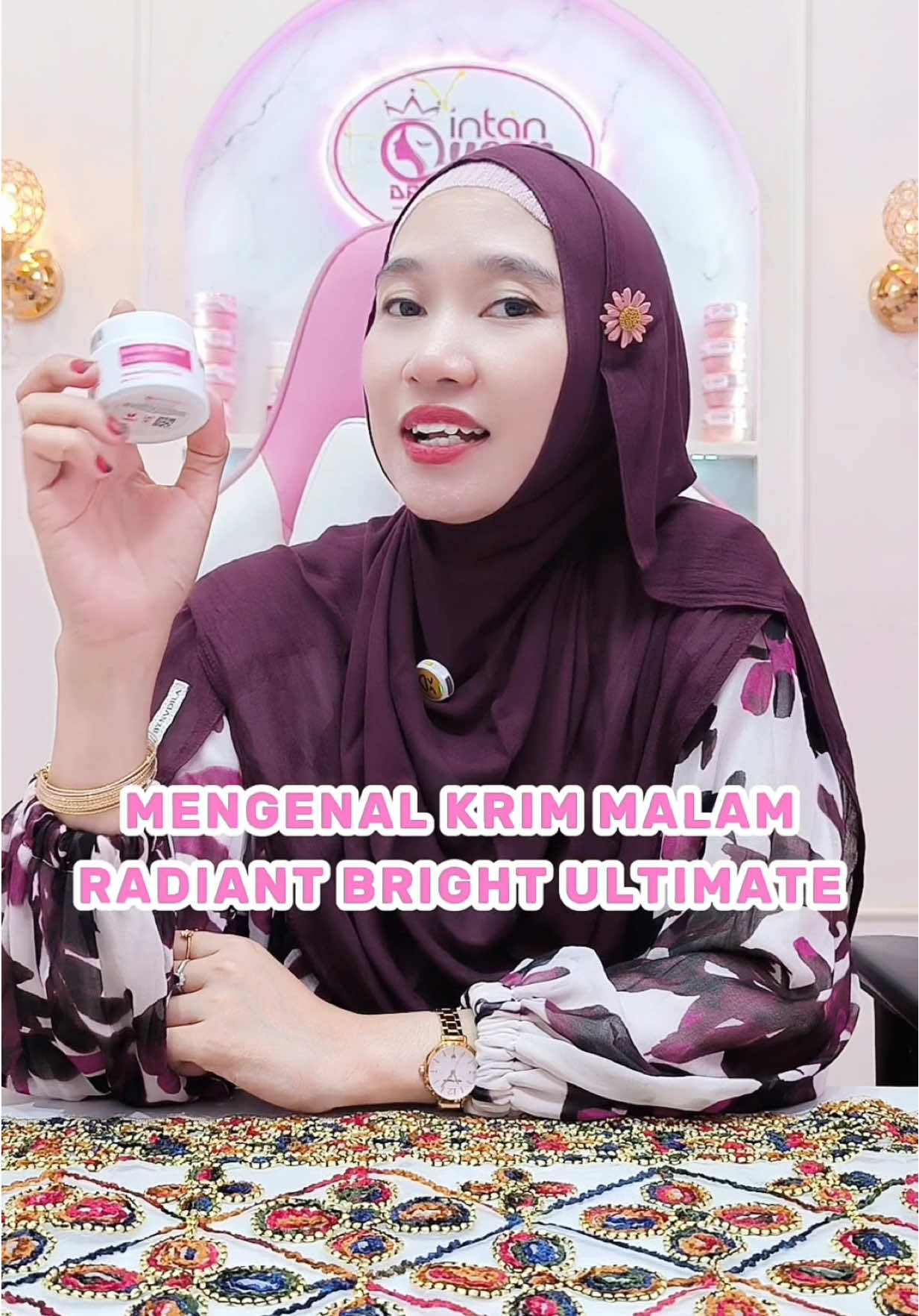 Mengenal radiant Bright ultimate . Produk Radiant Bright Ultimate direkomendasikan untuk atasi noda hitam bekas jerawat (PIH), warna kulit tidak merata, dan kulit kusam. Mengandung Cysteamine HCL 0,10% sebagai antioksidan pencerah kuat, serta Tranexamic Acid 2,00% yang efektif meratakan warna kulit dan memudarkan flek serta melasma secara spesifik. #flek #bekasjerawat #krimmalam #radiantbrightultimate #drwskincareproduct 