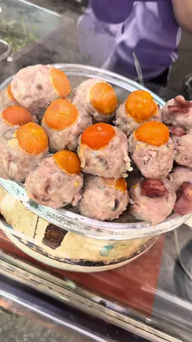I just discovered the most special bánh mì I’ve ever had in Vietnam. Instead of the usual pâté, they filled the bread with xíu mại, bì, thịt heo, and thịt nướng, and finished it off with the rich taste of nước mắm. It was unlike any other street food experience, bursting with flavor and texture in every single bite. What surprised me most was that one sandwich was enough to leave me completely full, and that has never happened before with a bánh mì. It felt like the perfect balance of comfort and excitement, the kind of street food that makes you stop for a moment and just smile at how good life can taste. 📍 6 Đ. Hồ Xuân Hương, Phường 14, Bình Thạnh, Hồ Chí Minh #streetfood #vietnam #banhmi #xiumai 