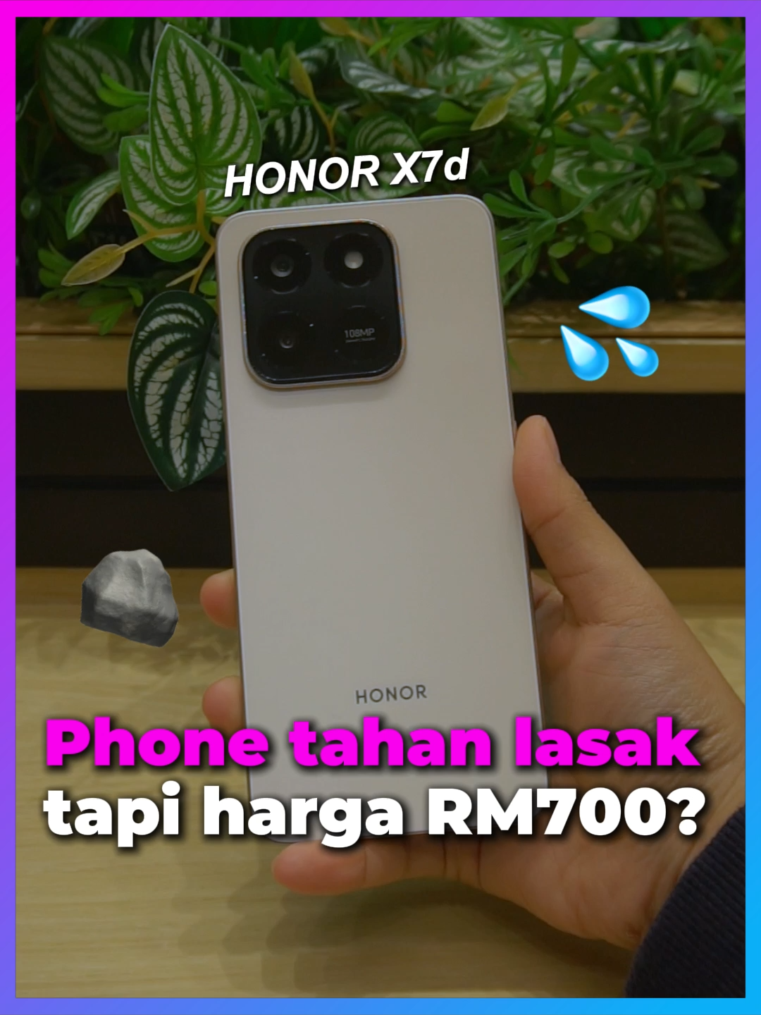 HONOR X7d 5G ni memang tahan lasak 💪 ada 2M Drop Resistance + IP65 water resistant. Hujan, air tumpah, dan habuk pun steady je. Sesuai sangat kalau nak belikan untuk parent. Speaker pun kuat, boleh lah layan ceramah atau drama tanpa gangguan 😍 Harga pun bajet bawah RM700 je! 👉 Jangan lupa tekan beg kuning, hot item ni cepat habis 🔥