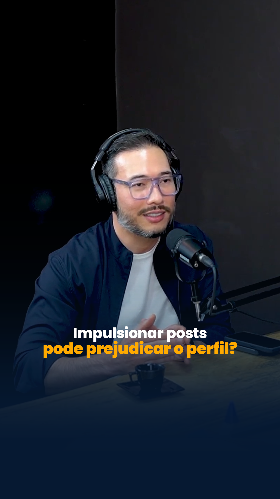 Mídia paga derruba o alcance orgânico? 📝 Muita gente acredita que investir em anúncios no Instagram “atrapalha” o alcance orgânico. Mas a lógica não é essa. O tráfego pago não compete com o orgânico — ele potencializa. Quando você impulsiona um conteúdo que já performou bem de forma natural, está apenas colocando mais combustível em algo que já provou gerar valor. 📊 O erro mais comum é pensar na mídia paga apenas como ferramenta de conversão. Na prática, ela também é estratégica nas fases de descoberta e consideração. Cada vez mais usuários descobrem novas marcas por meio de posts patrocinados. Ou seja: usar ads para ampliar o alcance de um conteúdo que já despertou interesse orgânico é abrir caminho para mais gente entrar em contato com a sua marca. 👉 Além disso, o orgânico continua sendo a base da construção de autoridade. É nos posts consistentes, stories interativos e Reels de valor que você cria conexão e fortalece sua comunidade. Já o pago funciona como alavanca: direciona esse conteúdo para novos públicos, em regiões ou perfis específicos, acelerando a distribuição e aumentando previsibilidade de resultados. 📈 Não é sobre escolher entre orgânico ou pago. É sobre entender o papel de cada um e como eles se complementam. O orgânico cria conversa e engajamento real, enquanto o pago amplia o alcance do que já funciona. Quando usados juntos, constroem consistência, aumentam a frequência de impacto e fazem seu conteúdo render muito mais. A lógica é simples: se o público já validou, vale investir para multiplicar. Faz sentido? 🎬 Recorte do podcast @podrjota