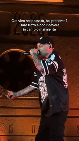 Fabri Fibra canta Caos   @Fabri Fibra @Lazza #fabrifibra #milano #lazza #caos #concerto 