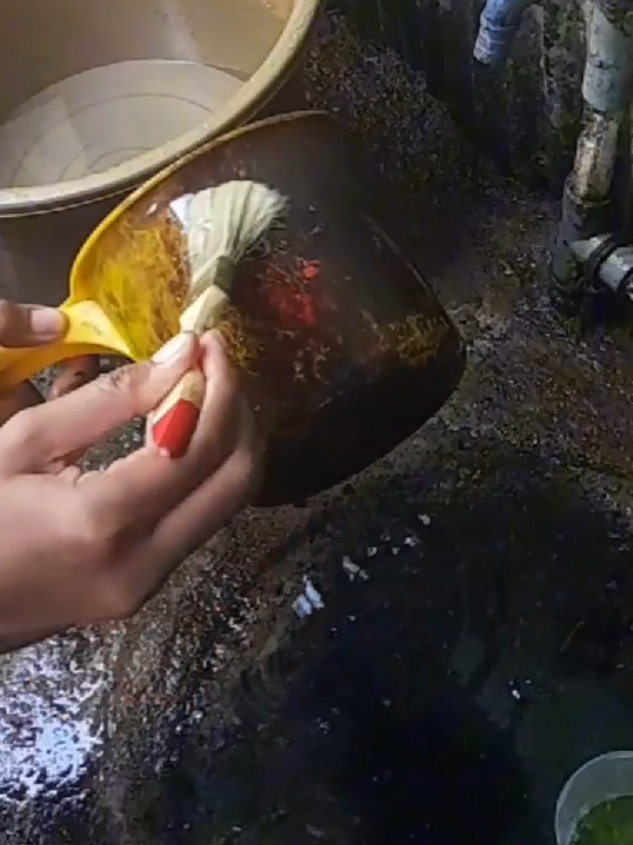 bersihkan gayung pake loxus cleaner , mantap bgt kotorannya lgsg luruh lantak terbaik loxus andalanku #loxuscleaner #clener #gayung #jorok 