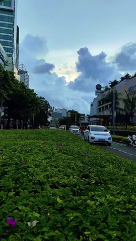 selamat sore menjelang malam😀.. vibes di antara gedung Grand indonesia dan plaza indonesia. #sore #jakarta #jakartavibes #citylife #foryoupage❤️❤️ 