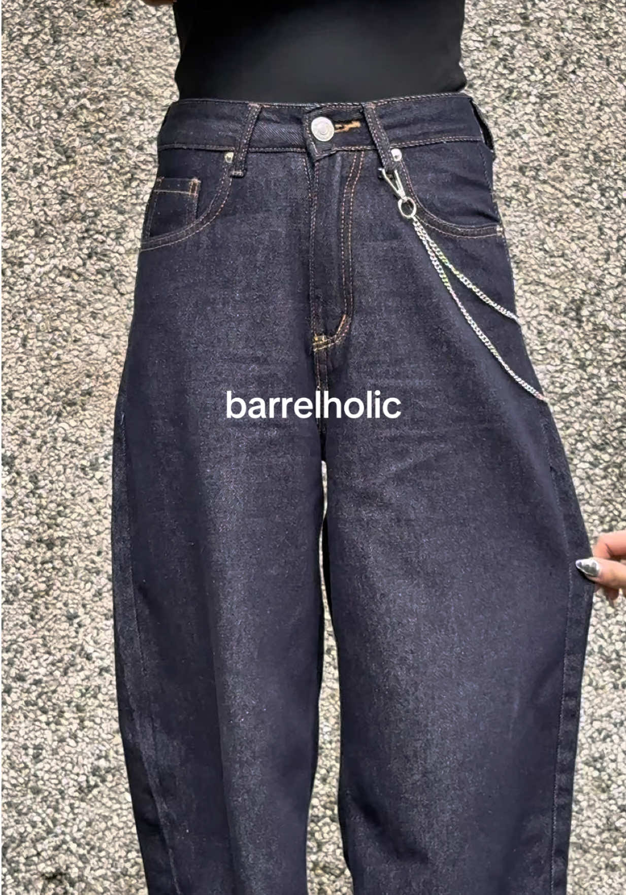 It’s giving volume. It’s giving obsession. 💋 #paradoxical #denim #streetwear #barreljeans #denimskort 