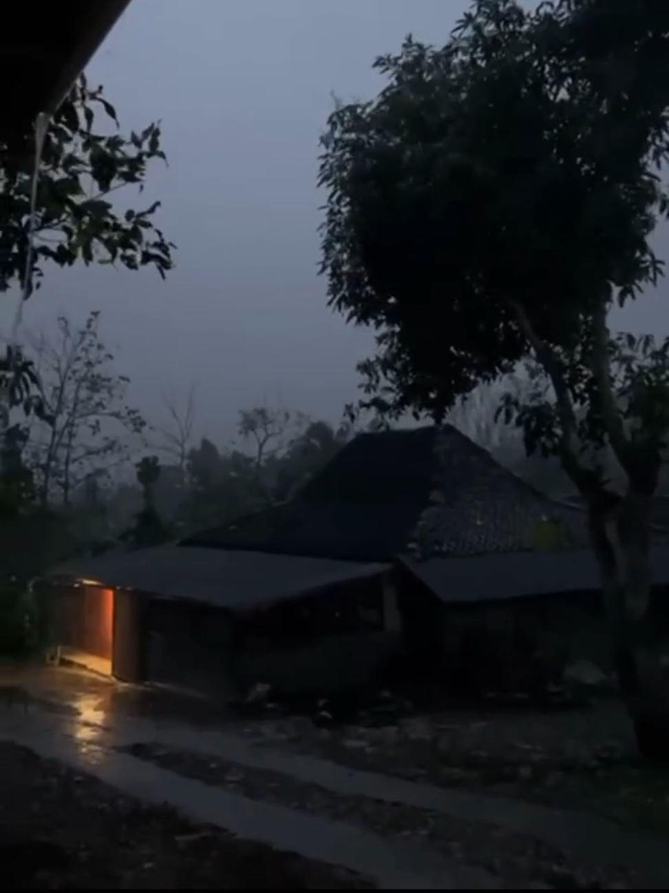 Allahumma Shoiban Nafi'an.. Hujan angin, semoga Mandali luur.... Ngawen Area sc @info_gunungkidul #info #news #gunungkidul #update 