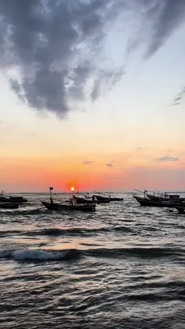 Pantai bengkulu+sunset vibes 🥀 #sunset #sunsetlover #pantaipanjangbengkulu #bengkulupride #bengkulutiktok 