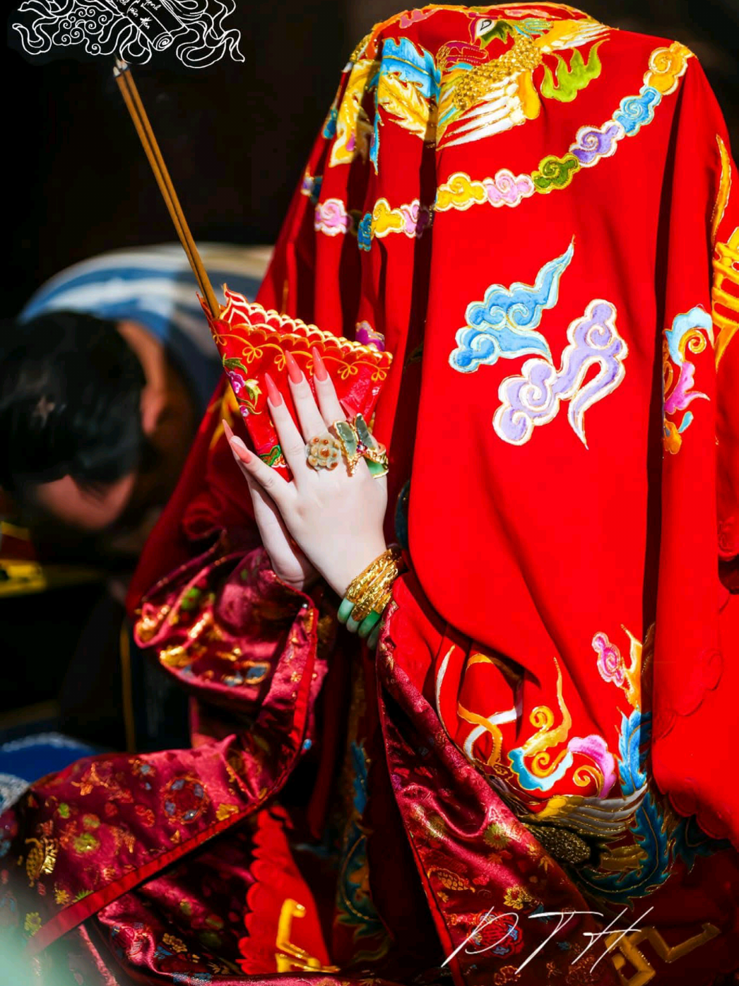 Cuộc đời ngắn ngủi, chớp mắt một cái đã là thiên thu. Vạn tượng gió mây, nhắm mắt một hồi đã thành quá khứ. Chúng ta cứ như con quay, quay đi quay lại với những tham vọng của mình. Quay một hồi ngoảnh lại đã là cả cuộc đời. Được mất hơn thua chợt ngộ ra chỉ là bọt nước. Chúng ta vốn là thân huyễn hoá tử sinh, mà lại đi tìm những cái cũng là huyễn hoá tử sinh nốt. Sinh diệt của chúng, còn nhanh hơn cả chúng ta nữa kìa. Biết vậy, liền tỉnh ngộ mà buông hết thảy. Có buông xuống được, thì vô minh mới bị đẩy lùi. Trí tuệ chỉ sinh khởi trong một tâm hồn nhẹ nhàng thư thái, định tĩnh như hư không. Không mảy may vướng một hạt bụi trần.#mathanh2828 #mathanh9999 #fyb #tinnguongthomauvietnam 