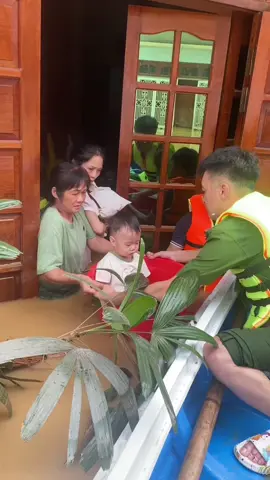 Cơn ấm lạnh thấm vào TÌNH DÂN TỘC Ngựa chung tàu đâu quản buổi gian nan Tình ruột thịt vỗ về nhân ái Chảy hồng tươi dòng máu VIỆT NAM.  🙏🙏🙏 Chúc toàn thể NHÂN DÂN 🇻🇳 Vạn sự bình an 🫡