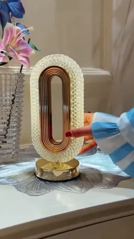 Lampu Meja Hias Akrilik Kristal Lampu Meja LED 3 Tahap PeredupanCahaya Sentuhan Sesuai Untuk Bilik Tidur/Ruang Pembelajaran/Kafe USB advancedtouch bedroom bedside desktoprunwayatmosphere light Lampu Meja LED, Suhu 3Warna#fyp #fyp #goodthing #tiktokshop #life #Home 