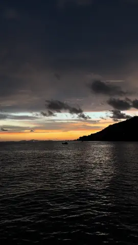 Rồi đến một lúc nào đó, đúng sai chẳng còn quan trọng nữa.  Chẳng muốn ồn ào, chẳng muốn tranh cãi, thứ người ta cần đơn giản chỉ là bình yên... Suy cho cùng cuộc đời của mỗi người chỉ hơn thua nhau ở số phút giây được sống thanh thản và bình yên. #sunset #tamtrang #fyp #xh 