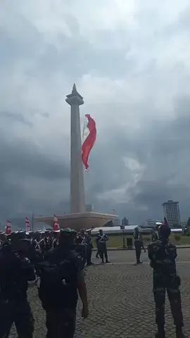 robeknya kain merah di bendera merah putih di Monas Jakarta