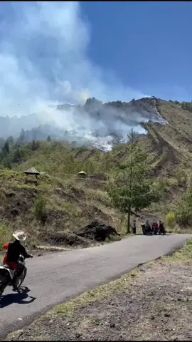 Lereng Gunung Batur Terbakar, Aktivitas Pendakian Ditutup Sementara Bangli, DENPOST.id - Kebakaran melanda kawasan hutan di Lereng Gunung Batur, Kawasan Konservasi TWA Gunung Batur Bukit Payang, Kintamani, Bangli, Kamis (2/10/2025). Diduga api muncul dikarenakan adanya orang tidak dikenal yang membuang puntung rokok sembarangan ke semak ilalang yang memang sudah kering. Kronologis kejadian, bermula sekitar pukul 12.00 wita, saksi Jro Urip melihat adanya kobaran api di lereng Gunung Batur kawasan konservasi TWA Gunung Batur Bukit Payang, tepatnya di koordinat S -8.242243°, E 115.378957°. 🎥.@denpost.id #kintamani #gunungbatur #kebakaran #fyppppppppppppppppppppppp #masukberanda 