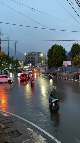 Bukittinggi dan hujan 🥶🥀🍃✨#fyp #vibes #bukittinggi #sumaterabarat 