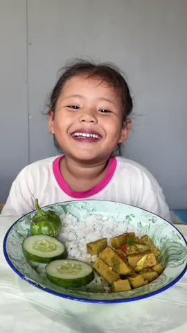 Kalau makan enak pasti kepala goyang goyang 😂 #trending #fypシ゚ #fyppppppppppppppppppppppp #viral #ulel 