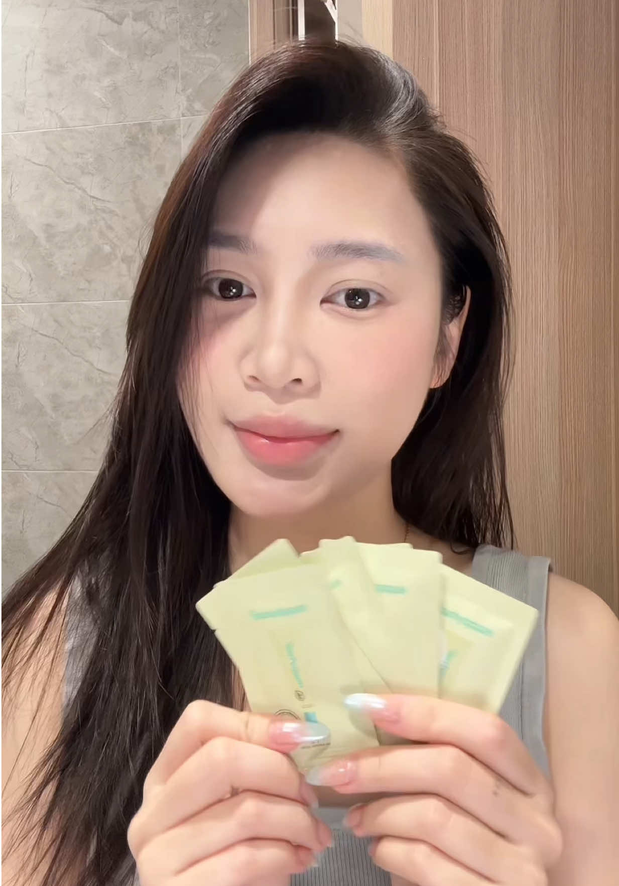 Nhỏ nào tóc nhanh bết, da đầu dầu thì mua lẹ lẹ cái này về xài đi. Tiện xỉuuu #happyhairday #hairlotion #giamdaubettoc 