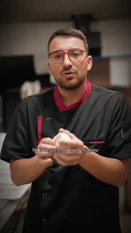 Il profumo del pane appena sfornato non mente mai. 🍞 Da Cuoco e Fiamme il nostro pane nasce dalla tradizione: morbido, fragrante e pronto a rendere ogni portata ancora più speciale. Ogni morso racconta cura, passione e gusto autentico.  #cuocoefiamme #pane #tradizione #artigianale #gustoso     @Armando Servidio @Gianfilippo Servidio @Enzo Servidio932 @Miky_white @Rossha @Vincenzo Gaudio 
