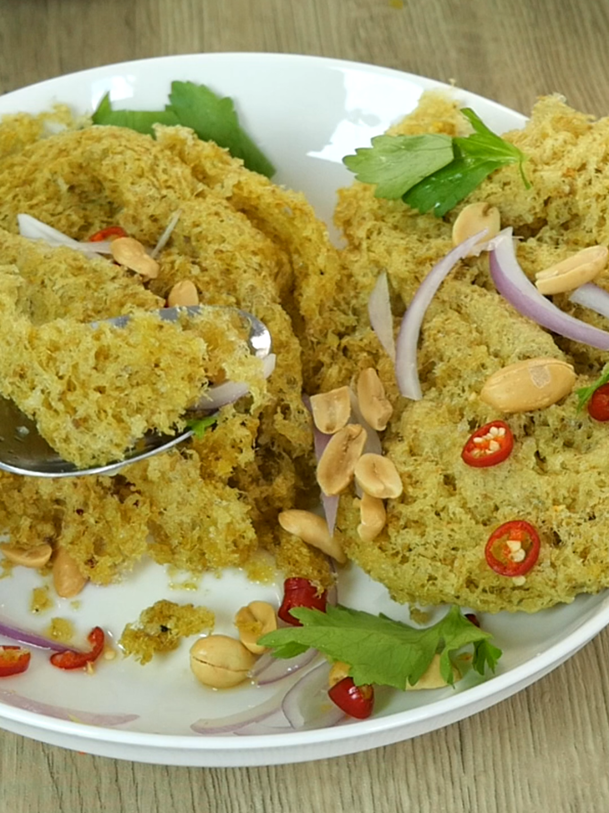 แจกสูตรยำปลาดุกฟู เนื้อล้วนพร้อมน้ำยำ ----ส่วนประกอบปลาดุกฟู ปลาดุก 3 ตัว นํ้าหนัก 1.2 กิโลกรัม นํ้ามันพืช 700 มิลลิลิตร ----ส่วนประกอบนํ้ายำ มะม่วงเปรี้ยวสับ 2 ลูก หอมแขกซอย  พริกจินดาแดงซอย ใส่ตามชอบ ถั่วลิสงทอด ตามต้องการ นํ้าปลาทิพรส 6 ช้อนโต๊ะ นํ้ามะนาวคั้นสด 4 ช้อนโต๊ะ น้ําตาลปี๊บ 4 ช้อนโต๊ะ ขึ้นฉ่ายหั่นท่อน 1 ต้น #ครัวคุณแจ็ค #แจ็คปันกันปรุง #thaifood #ยำปลาดุกฟู#ห้องครัวtiktok 