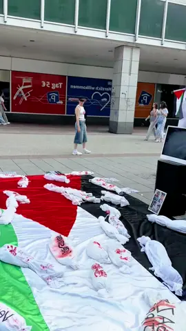 Wall Street displays bodies of Gaza children.leaving the public feeling helpless,Wish for world peace. #Gaza #freepalestine #fyp #alleyesongaza #middleeastern #tiktok #usa#CapCut #humanity #solidarity #emotional #reaction #explore #saarbrücken 