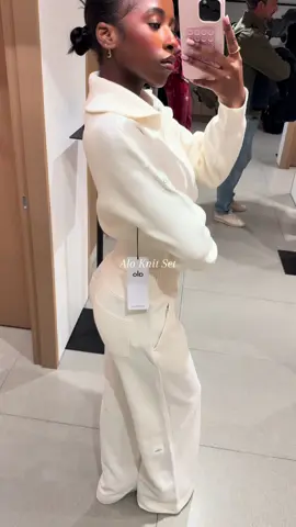 give me 100 of these @alo  #aloset #aloyogahaul #usa 