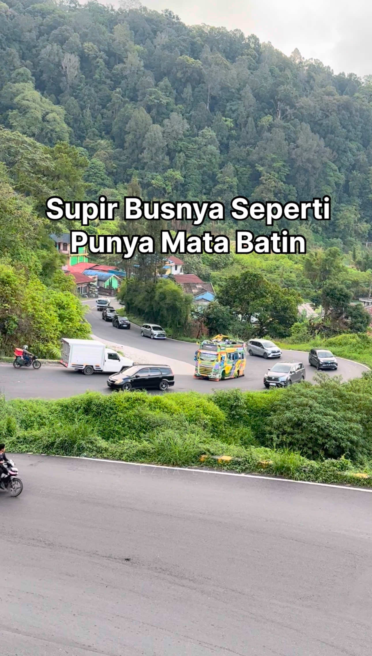 Supirnya seperti uda tau lalu lintas didepan  #busgunung #bus #makaro 