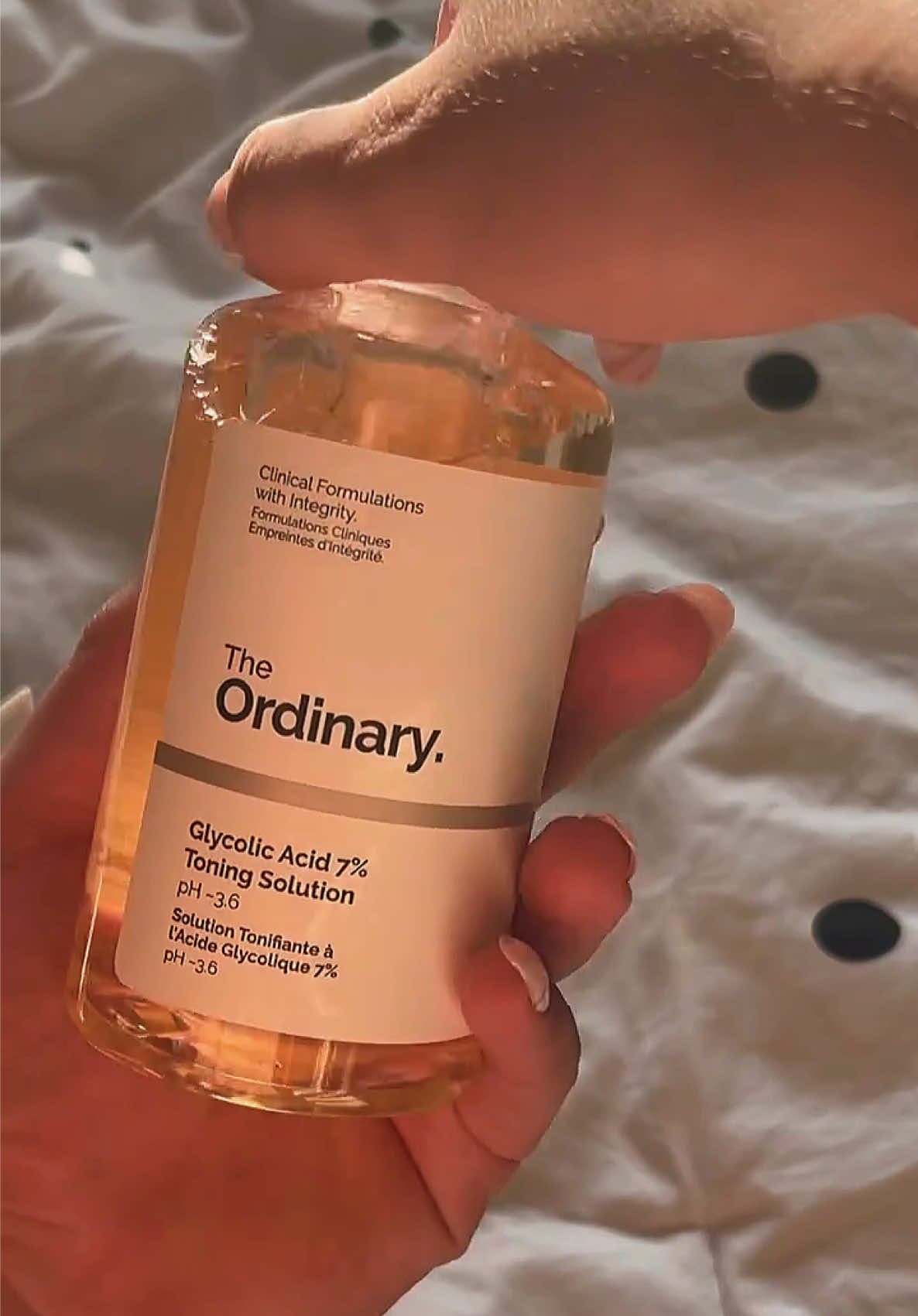 The Ordinary Glycolic Acid 7% Toning Solution ـە. 🔎 زانیاری سەبارەت بەو پرۆدەکتە: 	•	⭐ ژمارەی ئاسید: 7% گلايكولیک ئاسید (AHA) 	•	📊 pH: نزیک 3.6 	•	✨ کاریگەری سەرەکی: 	•	دابەزاندنی پیستی مردوو و پەڕەسەری پیستی ڕو 	•	زیادکردنی ڕوناکی و هەڵگرتنی دڵنیاکردنەوە لە بێژی ڕوو 	•	یارمەتیدانی یەکسانکردنی ڕەنگی پەست 	•	🕒 بەکارهێنان: 1–3 جار لە هەفتەیەکدا (باشترە شەوە بەکاربێت) 	•	⚠️ ئاگاداری: 	•	پێویستە لەگەڵ سەن سکرین لە ڕۆژانەدا بەکاربهێنیت، چونکە گلايكولیک ئاسید پەست حساساتر دەکات بۆ ڕووناکی خۆر. 	•	نابێت لەگەڵ پرۆدەکتەکی توندی تر (مانەوە: Vitamin C بە دەنگی بەرز، رێتینۆل، یان ئاسیدە جیاوازەکان بە هەمان کات) تێکەل بکرێت. ئەم پرۆدەکتە بە تایبەتی بۆ کەسانەی خەریکن dullness یان پیستیکی بێ روناکییان هەیە، زۆر بەسودە