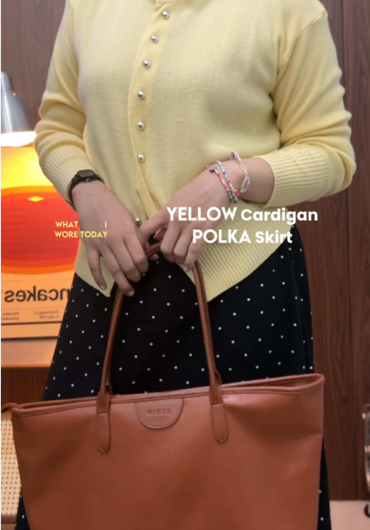 Suka banget sama outfit aku hari ini🫶🏻🌼💛 udh aku spill semua dikeranjang yaaaa! 