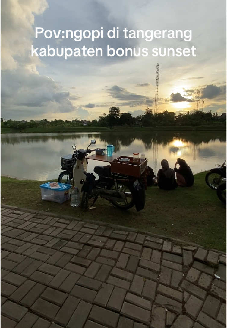 Nyari tempat nongkrong juga gak perlu mahal” cukup bawa makanan dan jajan minuman ditempat kita😇, yang paling penting jangan buang sampah sembarangansi kumpulin aja ntar kita yang ngambilin 🙌