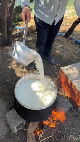 Köyde Odun Ateşinde Bakır Dövme Kazanda Süt Kaynattık…😎😎 #türkiye #kahramanmaraş #süt #gurmemarask 