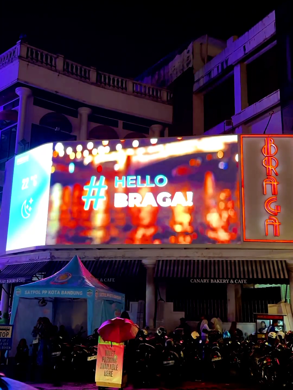 Di antara lampu temaram dan jejak langkah, Braga menyimpan ribuan cerita yang tak pernah usang. Setiap sudutnya berbisik, tentang rindu yang pernah singgah, tentang senyum yang pernah tertinggal. Malam di Braga bukan sekadar gelap, ia adalah panggung bagi cahaya dan nada, tempat hati-hati bertemu tanpa sengaja, dan waktu berjalan lebih pelan dari biasanya. Braga, kau bukan sekadar jalan, kau adalah kenangan yang tak henti dipanggil pulang. #bandungaesthetic #bandunghits #bandungvibes #hujan #bragabandung 