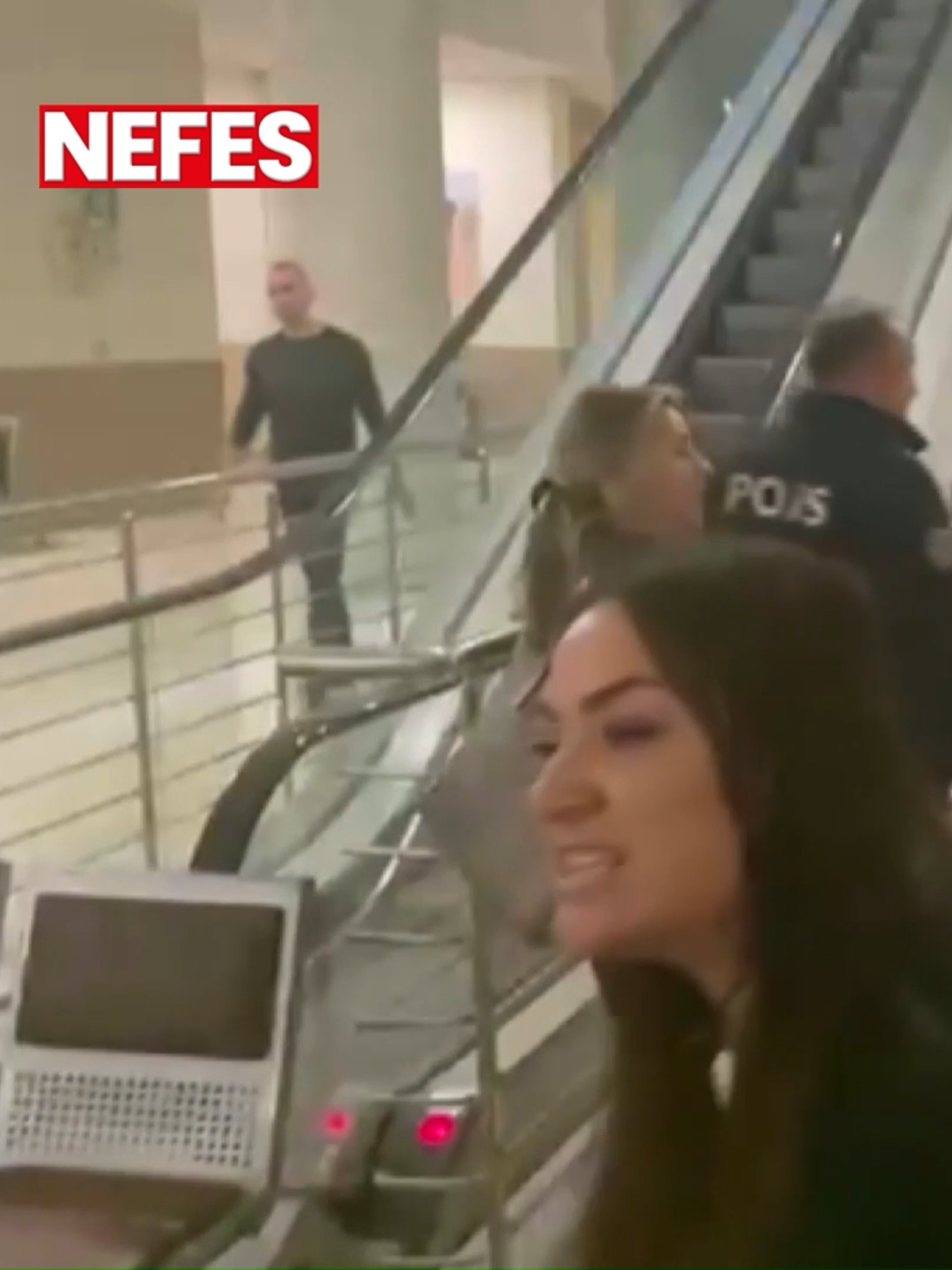 İstanbul'da öldürülen Mattia Ahmet Minguzzi davasında sanık olan 4 kişi bugün ilk kez birlikte hakim karşısına çıktı. Sanık avukatı tarafından mahkemeye sunulan bir engelli raporu duruşmada gerilime yol açtı. 💬