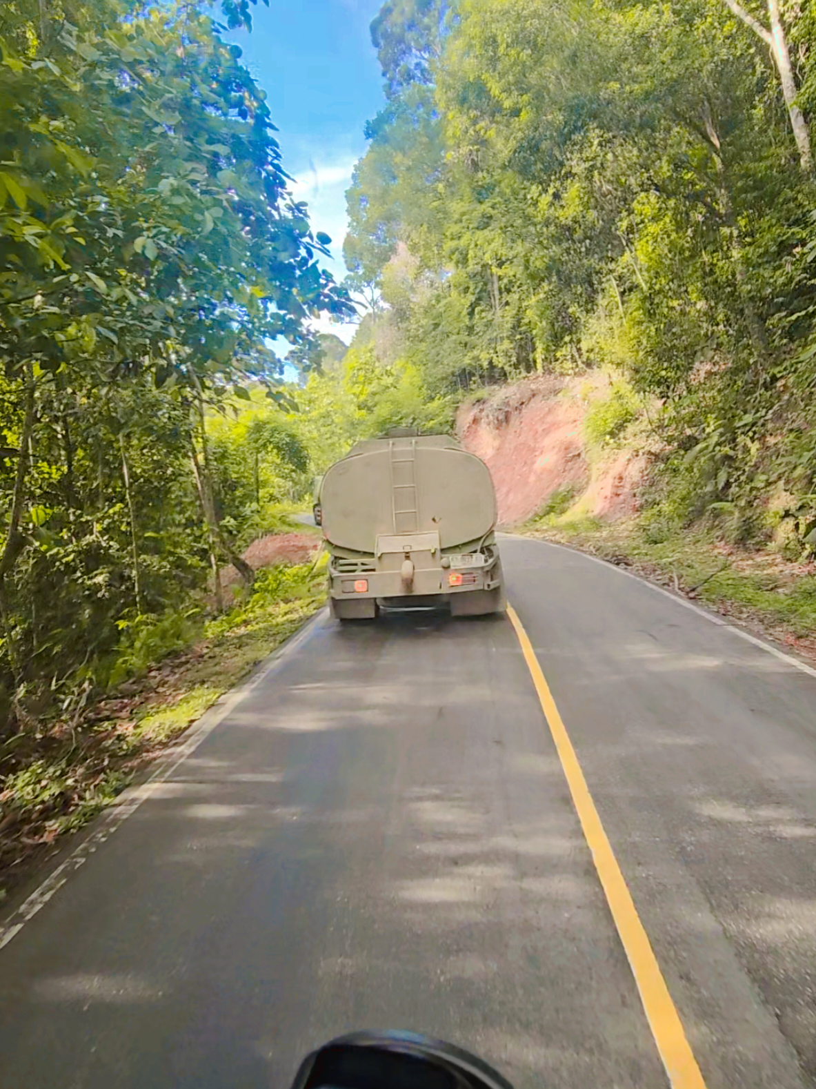 jalur kelay, selagi tidak senggolan tidak usah baper, memang sudah jalan nya yg butuh perhatian khusus dari #pemdaberau 