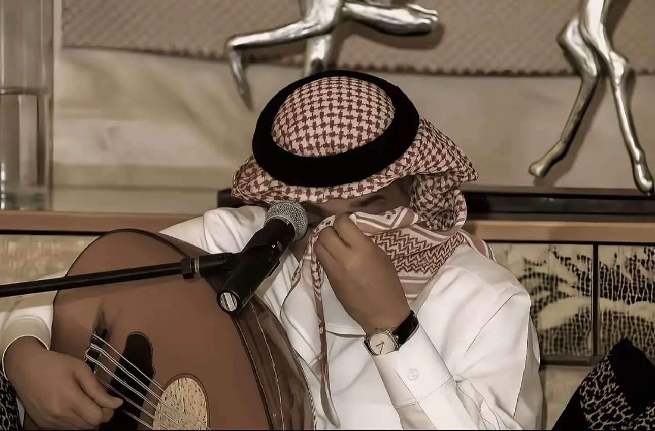 اللّٰه أقوى يا نصيبي وأنا وش بيدي  كل ما عدلت واحد يميل الثاني  قيدوني يالله إنك تحل القيدي  من يحل القيد ومن يرضي الزعلاني حدني على المفارق وأنا ما أريدي  والجفى والبعد شي من الحرماني