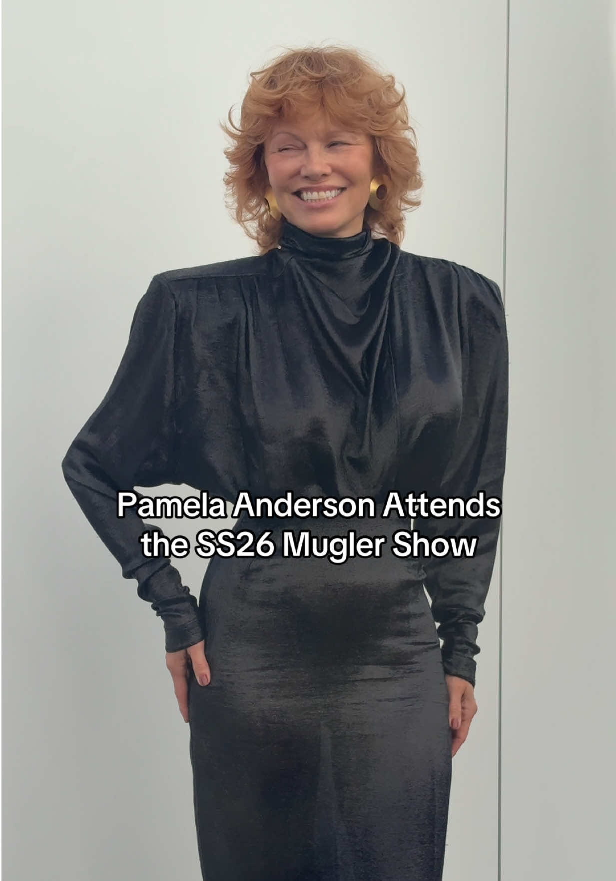 #PamelaAnderson and her auburn curls stepped out for #Mugler’s spring 2026 show this afternoon at #ParisFashionWeek. 