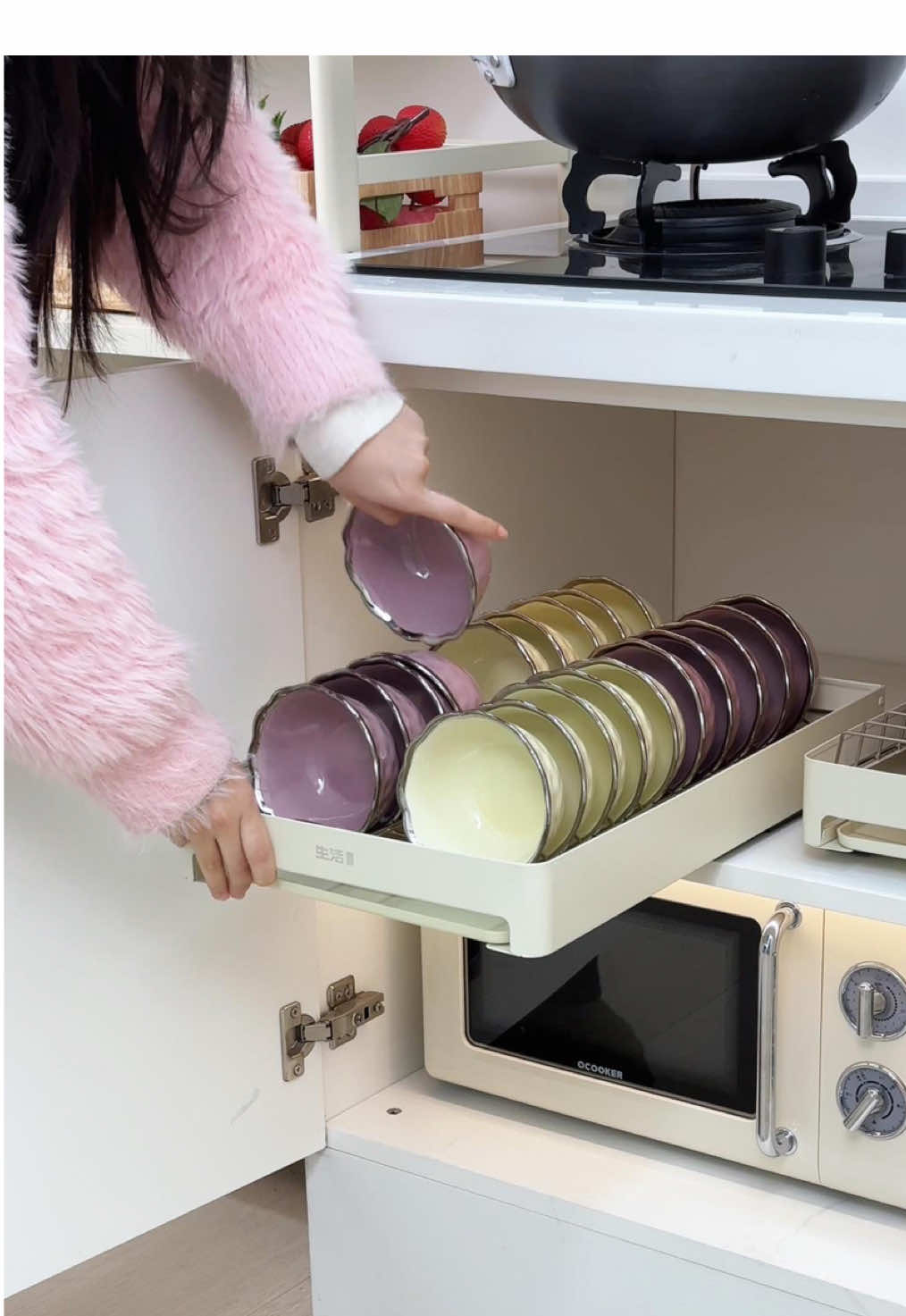 Bagaimana cara membuat lemari lebih nyaman untuk menyimpan peralatan makan? Anda dapat menggunakan rak peralatan makan ini. Desain rel pemandu geser mudah digunakan. Piring berkapasitas besar di rumah dapat diletakkan tanpa mengebor. Ini sangat praktis!#dapurestetik #piringkecil #rakpiring #rakpiringstainless #wadahbumbu 
