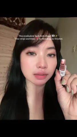 You only need one stick for your everyday glam ✨ Portable, waterproof, and beginner friendly 💄” #EyeshadowHack #MakeupTok #ViralBeauty #QuickGlam #BeautyMustHave 