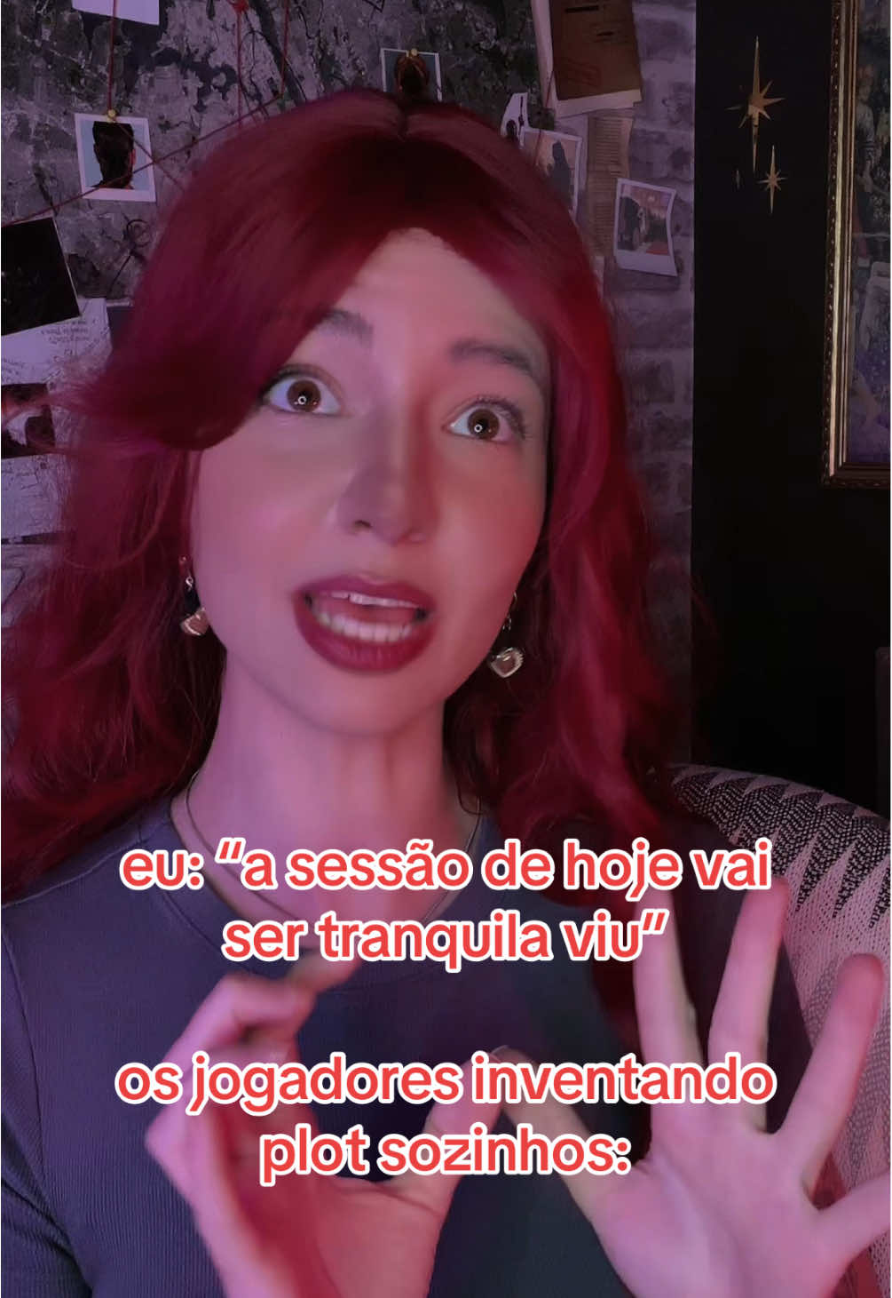 “A sessão vai ser tranquila…” e não foi. 💀 A delícia que é ter jogadores de RPG de mesa muito bons que vão criando as próprias histórias e quando eles e você vem vocês têm um emaranhado de loucuras pra resolver. Eu particularmente amo isso! ❤️ É muito legal sentir a proarividade da galera pra contar uma história em conjunto… MAS DEPOIS NÃO CULPEM A SUA MESTRINHA PELO CAOS QUE VOCÊS CRIARAM SOZINHOS. 🤫 #rpg #rpgdemesa #roleplayer #vtm #BookTok 