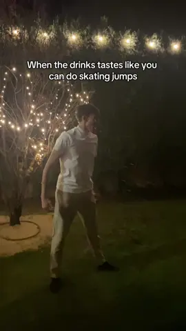 En traje, en calcetines y con el césped mojado después de muchas margaritas algo demasiado cargadas 😗😎 #patinaje #skating #turnen #drinks #party 