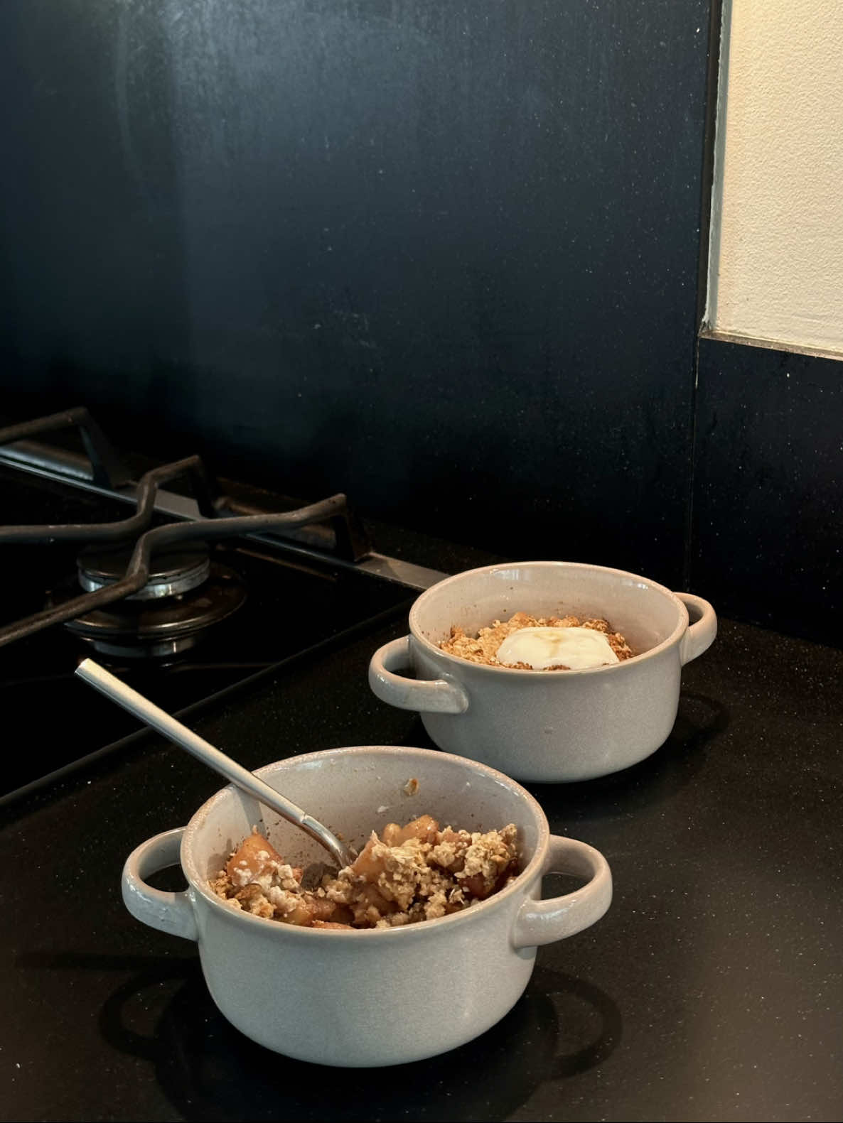 healthy apple crumble 🍎 Ingredients: (1 serving) for the caramelized apple: - 1 apple  - 1 tbs raisins (optional) - cinnamon  - 1 tbs maple syrup  - water for the crumble: - 2 tbs oats - 2 tbs protein powder - cinnamon (for my dutchies: koek & speculaas kruiden ;) - dash of salt  - some walnuts (optional) - 1 tbs melted butter or coconut oil Instructions: Instructions 1.	Preheat the oven to 180°C (350°F). 2.	Slice the apple into small pieces. 3.	Heat a pan over medium heat. Add the apple, raisins, cinnamon, maple syrup and a splash of water. Let it cook and caramelize, adding another splash of water whenever it gets too dry. Continue for about 5–8 minutes until the apple is soft and nicely caramelized. 4.	Meanwhile, make the crumble by mixing all crumble ingredients in a bowl with a fork. If it feels too dry, add a little extra butter or water. 5.	Transfer the caramelized apple to an ovenproof dish. 6.	Spread the crumble evenly on top of the apple. 7.	Bake in the oven for 12–16 minutes until golden and crisp. Enjoyyy 💌 #EasyRecipe #highprotein #fallbaking #FoodTok #breakfast 